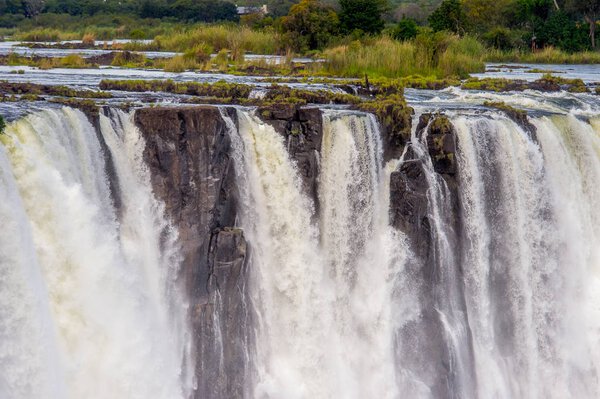 Удивительный вид на водопады Виктория, реку Замбези, Зимин и Замбию
