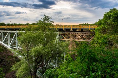 Victoria Şelalesi, Zambezi Nehri, Zimbabve ve Zambiya'daki köprü