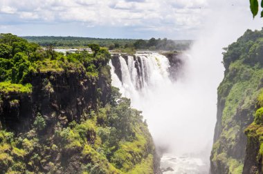 Victoria Falls, Zambiya ve Zimbabve'de yatılı. Unesco Dünya Mirası