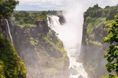 Victoria Falls, Zambiya ve Zimbabve'de yatılı. Unesco Dünya Mirası
