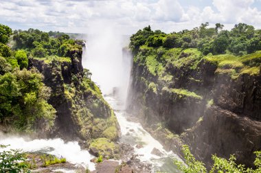 Victoria Falls, Zambiya ve Zimbabve'de yatılı. Unesco Dünya Mirası