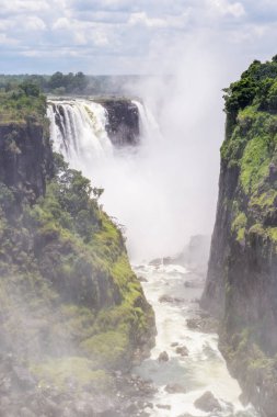 Victoria Falls, Zambiya ve Zimbabve'de yatılı. Unesco Dünya Mirası