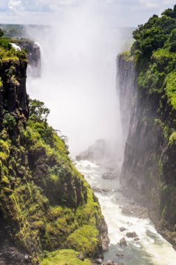 Victoria Falls, Zambiya ve Zimbabve'de yatılı. Unesco Dünya Mirası