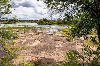 Victoria Şelalesi yakınlarındaki Zambezi nehri, Zambiya ve Zimbabve yatılı. Unesco Dünya Mirası