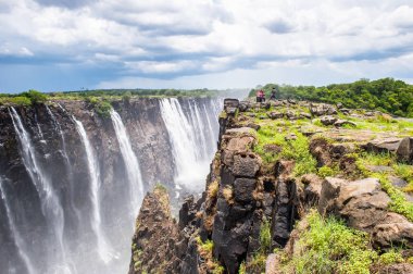 Victoria Falls, Zambiya ve Zimbabve'de yatılı. Unesco Dünya Mirası