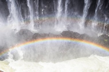 Victoria Falls, Zambiya ve Zimbabve'de yatılı. Unesco Dünya Mirası