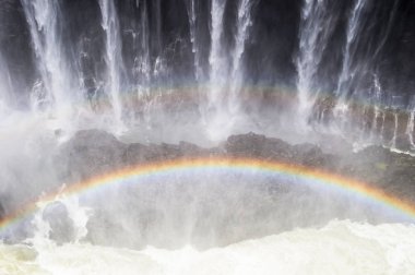 Victoria Falls, Zambiya ve Zimbabve'de yatılı. Unesco Dünya Mirası