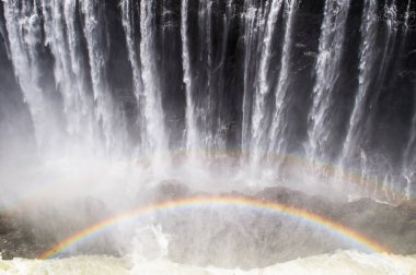 Victoria Şelalesi üzerinde gökkuşağı, Zambiya ve Zimbabve yatılı. Unesco Dünya Mirası