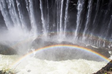 Victoria Şelalesi üzerinde gökkuşağı, Zambiya ve Zimbabve yatılı. Unesco Dünya Mirası