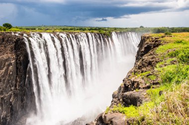 Victoria Falls, Zambiya ve Zimbabve'de yatılı. Unesco Dünya Mirası