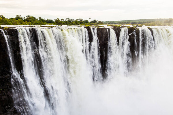 Удивительные водопады Виктория, Замбези, Зимбабве и Замбия

