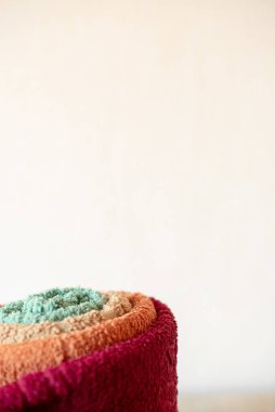 Arkaplanda renkli havlular