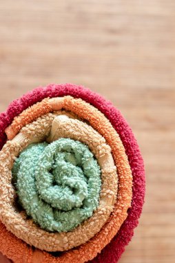 Arkaplanda renkli havlular