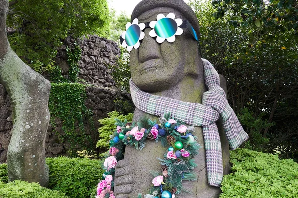 Statue Traditionnelle Granit Harubang Île Jeju Décorée Avec Des Fleurs — Photo