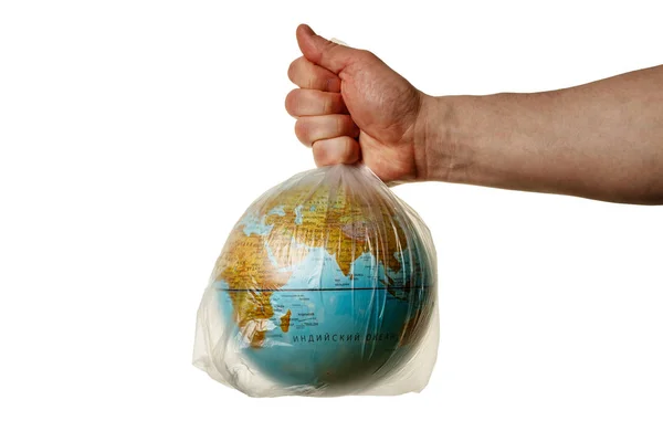 人間の手は ビニール袋で地球を保持します プラスチックの破片による汚染の概念 地球の温室効果による温暖化します 孤立した白い背景 — ストック写真