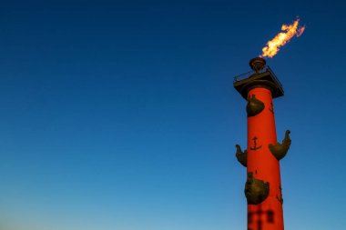 Rostral üzerinde sütun ateşli bir alev yandığı. Rostral sütunları Vasilyevsky ada içinde tarihi merkezi St Petersburg tükürmek bulunur. Yazıt için bir yer