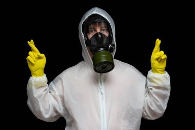 Gaz maskeli bir adam zehirli kirlilikten kaçınmayı umuyor. Şans dilemek için şans dile.