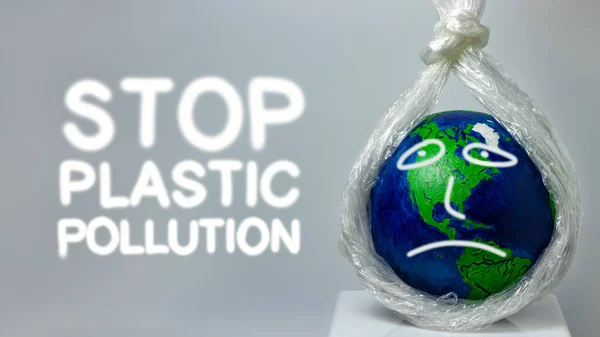 플라스틱 오염을 막습니다. 플라스틱 확장 필름 이 지구를 죽인다. — 스톡 사진