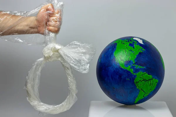 人間はビニール袋で地球の環境を破壊することができる — ストック写真