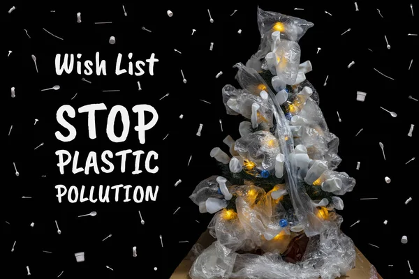 Weihnachtsbaum in Plastiktüten. Weihnachtswunschliste - Plastikverschmutzung stoppen — Stockfoto