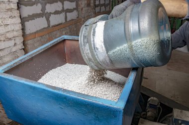 Ldpe veya Hdpe plastik granülleri ekstraktöre dökülür