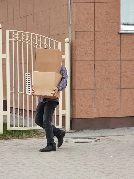 Un hombre con cajas de comida. Paquetes de alimentos para escolares —  Fotos de Stock