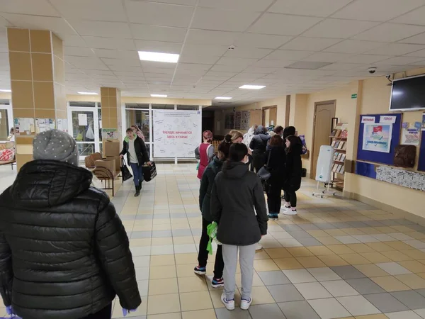 Dispensar ayuda humanitaria en la escuela durante la pandemia de coronavirus COVID19 —  Fotos de Stock