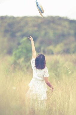 # Genç bir kadın şapkasını fırlatıyor # 