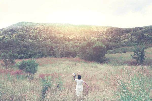 Vintage jovem mulher de pé no campo grama — Fotografia de Stock