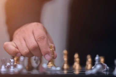 Altın kral satrancı tutan iş adamı 