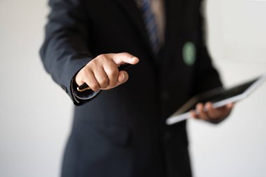 Beyaz blog düzenine sahip yeşil yapraklar, doğa kavramı