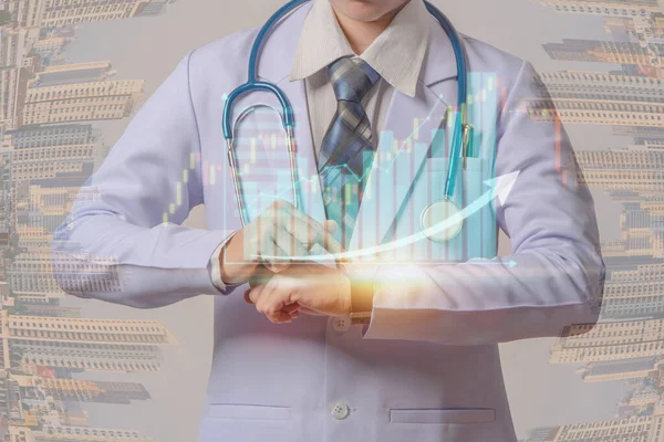Молодий Лікар Тримає Розумний Годинник Торкається Візуального Екрану Медичної Картки — стокове фото