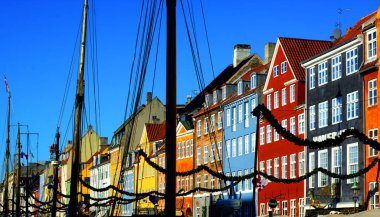 Doğal görünümünü Nyhavn pier renk binalar eski şehir Kopenhag, Danimarka