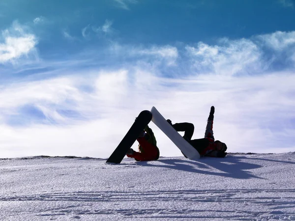 Deux Snowboarders Heureux Dans Les Montagnes Enneigées Face Beau Ciel — Photo