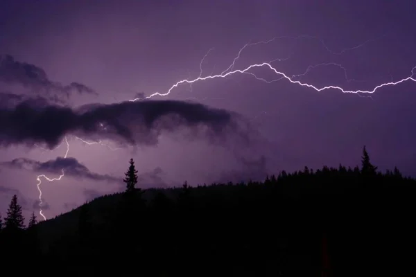Während Eines Gewitters Der Nacht Schlägt Den Bergen Ein Blitz — Stockfoto