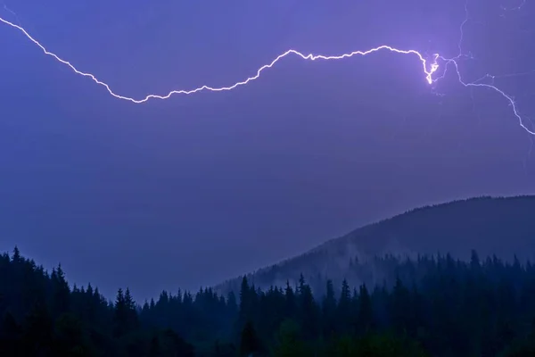 暴风雨的闪电在夜间的雷雨中击中群山 美丽的戏剧风景 — 图库照片#