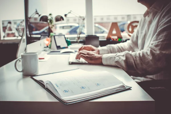 Jeune Homme Travaillant Bureau Avec Ordinateur Images De Stock Libres De Droits