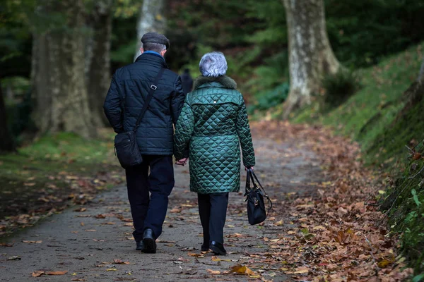 Ouder paar wandelen — Stockfoto