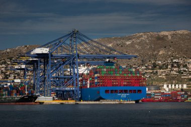 Ticaret konteynırları olan bir nakliye gemisi.