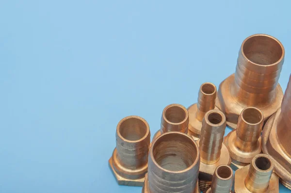 Brass adapters of different diameters, to connect the hose and thread. — Stock Photo, Image