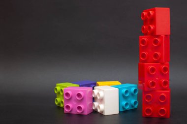 Siyah arka planda renkli lego küpleri. Uzayı kopyala, öğrenme oyunları