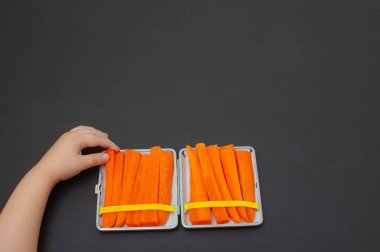 Sigara tabakasında havuç. Sigara bırakma konsepti, çocuklar için rol modeli