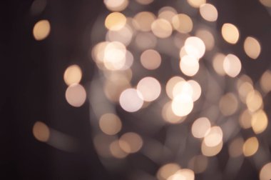 Arka plan, çelenk ışıklarının ışıltısının altın bir bokeh 'i. Odaklanmayın