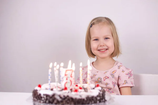 Счастливая кавказская девочка празднует день рождения, торт, свечи, рисунок три — стоковое фото