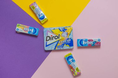 Rusya, Ulyanovsk, 27 Nisan 2020. Renkli bir arka planda farklı markalardan diş etleri.