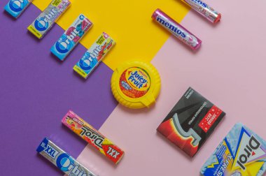 Rusya, Ulyanovsk, 27 Nisan 2020. Renkli bir arka planda farklı markalardan diş etleri.