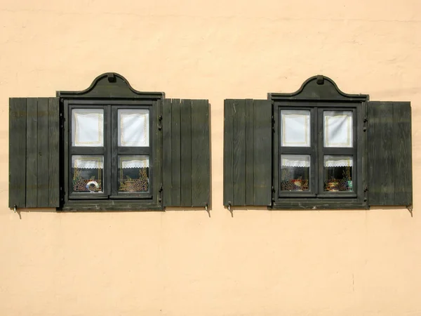 Oude Zwarte Houten Raamluiken Sloten Gesloten Nachts Een Warme Dag — Stockfoto