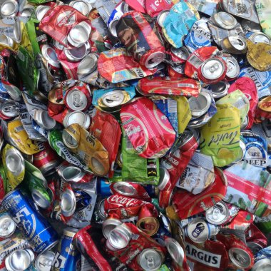Hurda metal geri dönüşüm merkezinde gevşek, ezilmiş, ezilmiş, boş, alüminyum bira ve soda kutuları..              