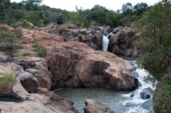 Kayalık fosillerini şelale.