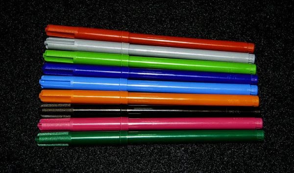 Gekleurde Pennen Geïsoleerd Een Zwarte Achtergrond — Stockfoto